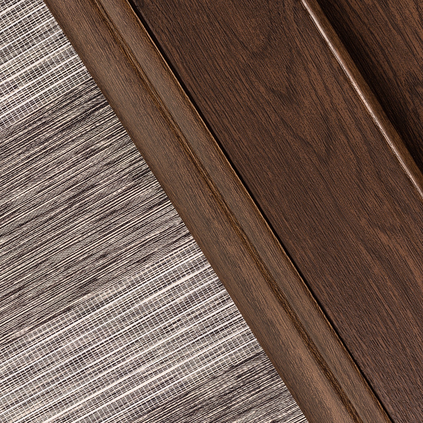 Seitenschienen in dunkler Holz-Optik